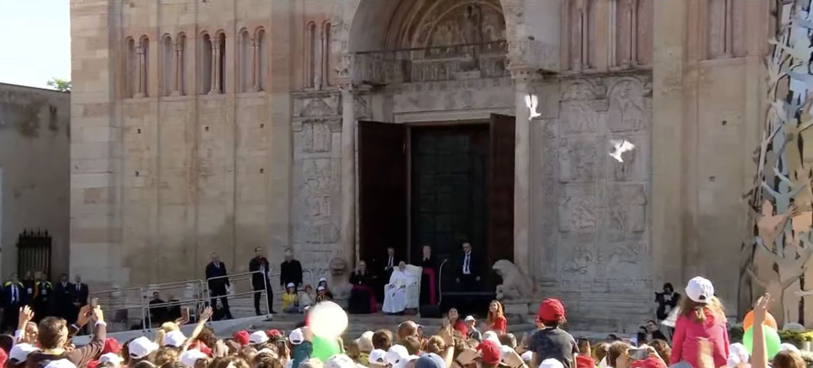 El Papa observa el lanzamiento de palomas en la plaza
