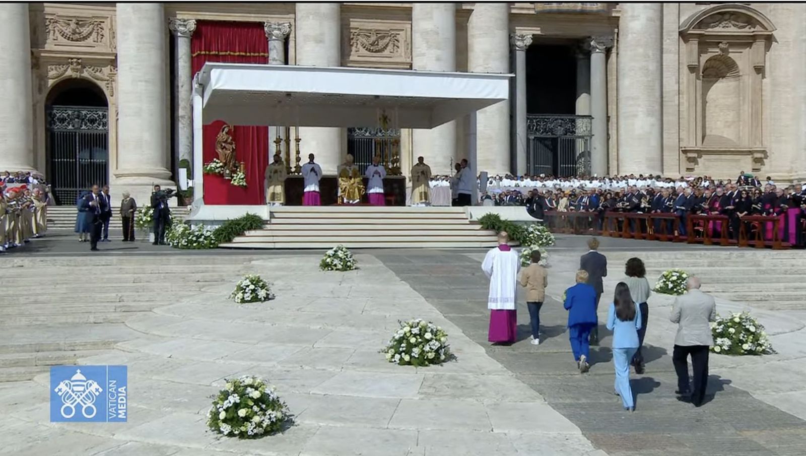 Procesión con las ofrendas en la canonización de Acutis y Frassati