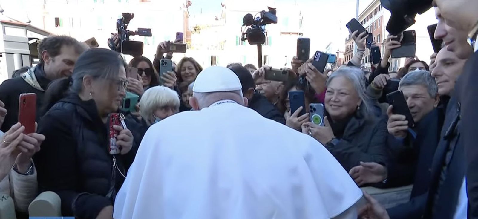 Francisco escucha a los fieles en la calle