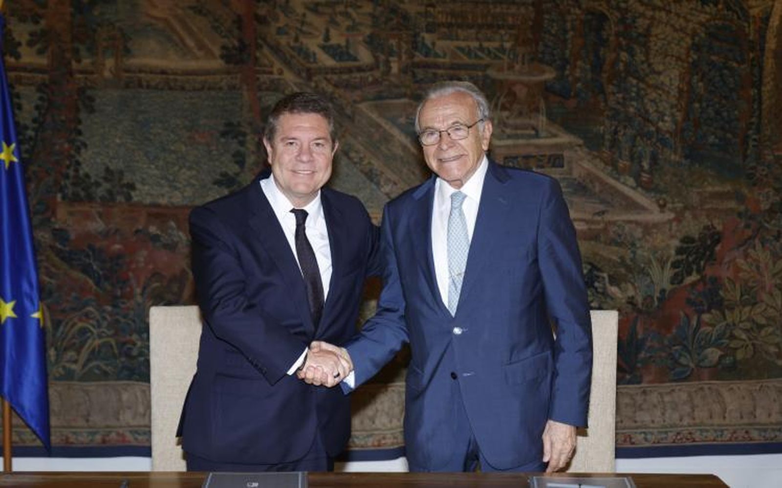 El presidente de Castilla-La Mancha, Emiliano García-Page, y el presidente de la Fundación ”la Caixa”, Isidro Fainé