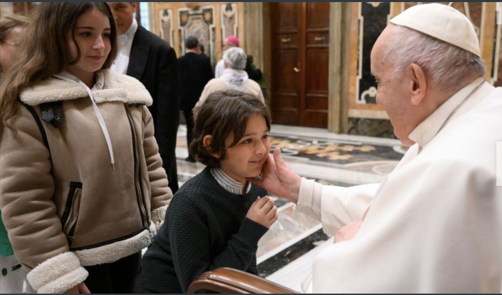 El Papa saluda a unos niños de la Fundación Madre de la Esperanza de Talavera de la Reina