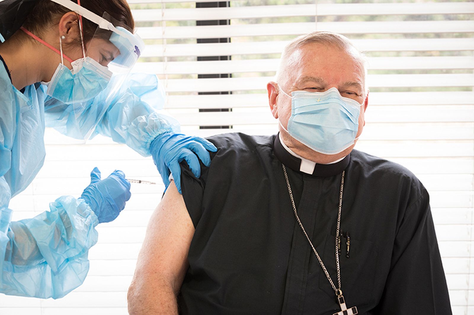 El arzobispo de Miami, primer obispo del mundo en recibir la vacuna contra el coronavirus