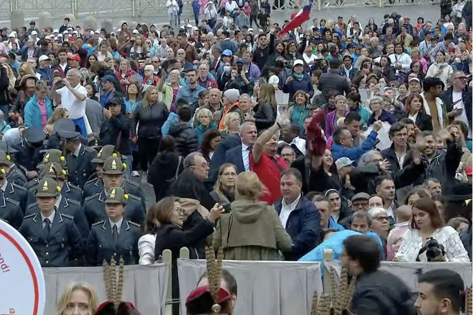 Fieles en la palza de san Pedro para escuchar la catequesis del Papa