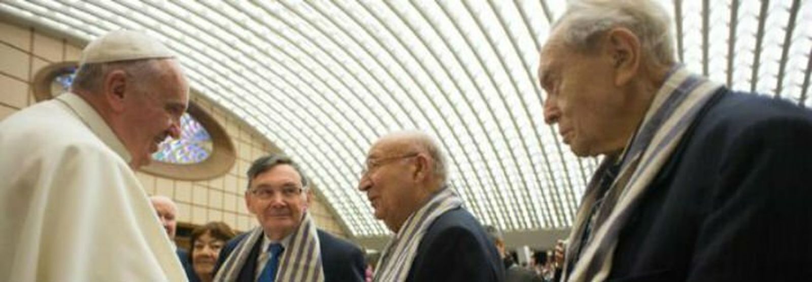 Francisco, con supervivientes de Auschwitz