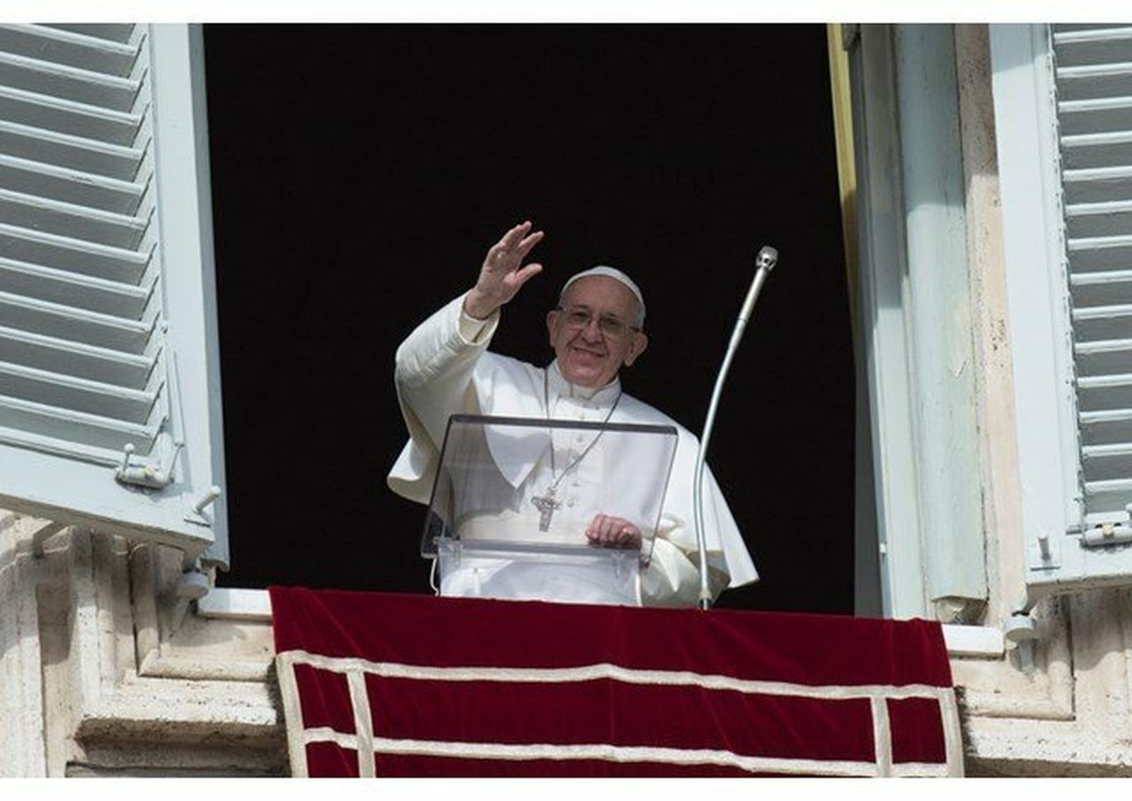 El Papa saluda desde el balcón