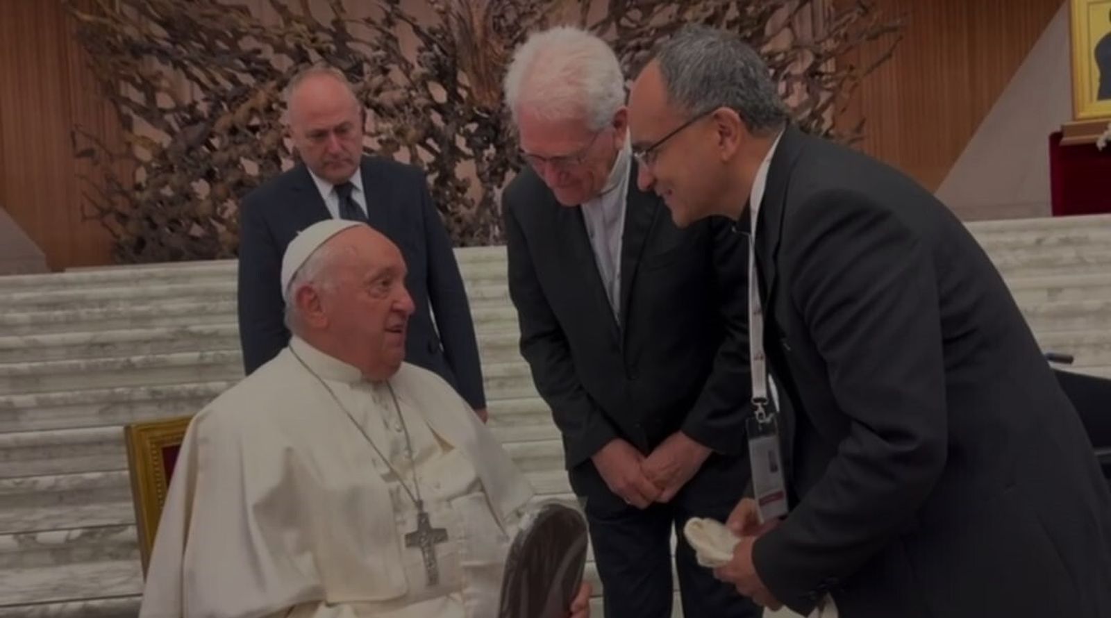 Papa Francisco recibe imagen de Nuestra Señora de la Amazonía