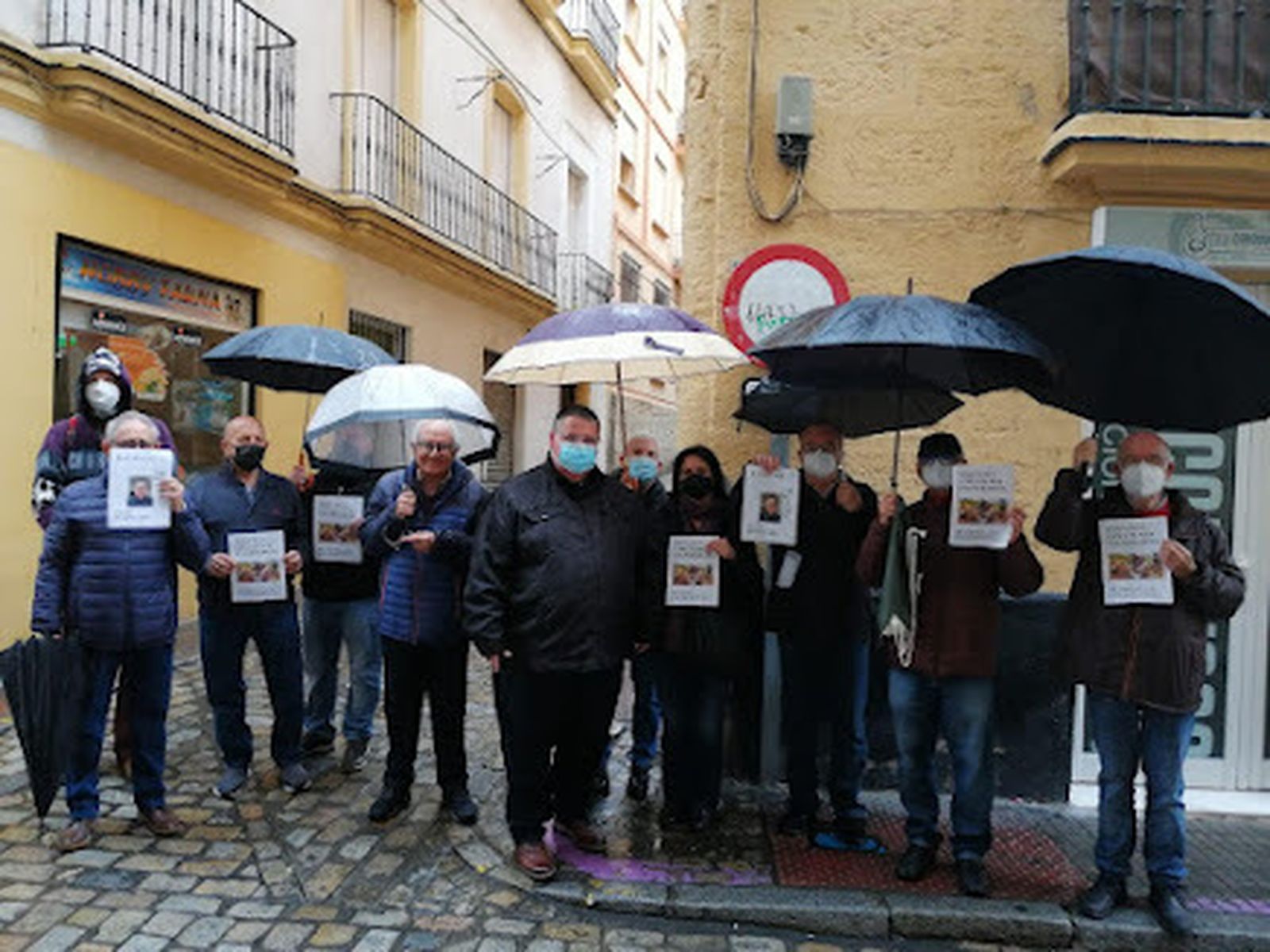 Nueva concentración frente al obispado en apoyo de Rafael Vez