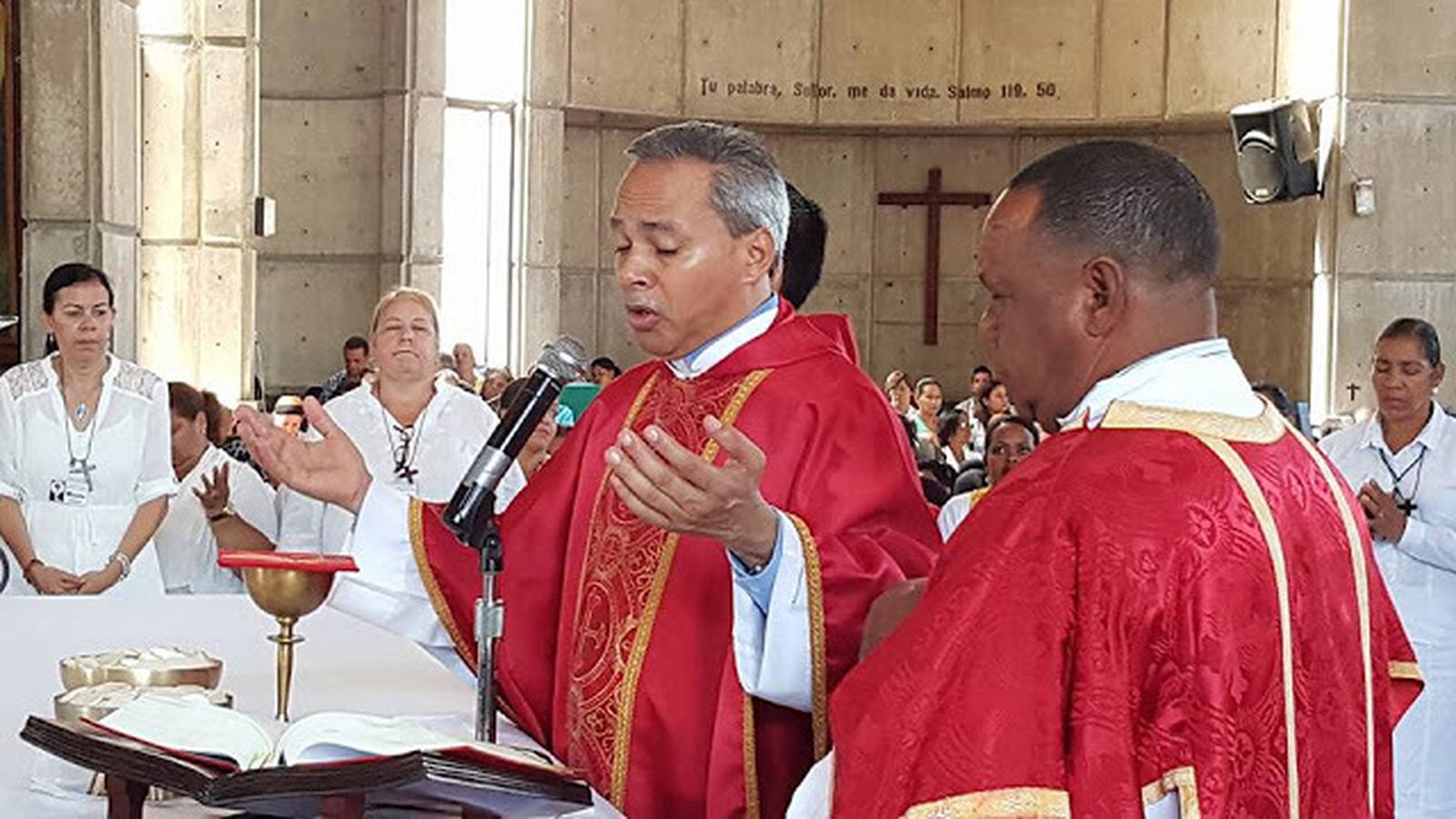 El padre Chelo oficiando misa