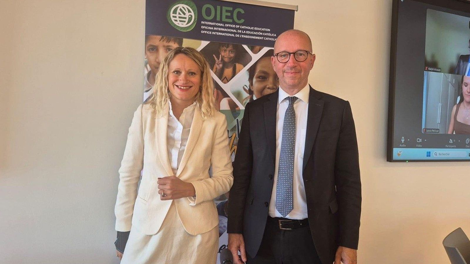 Hervé Lecomte secretario general de la OIEC y Gabrielle Halpern, filósofa