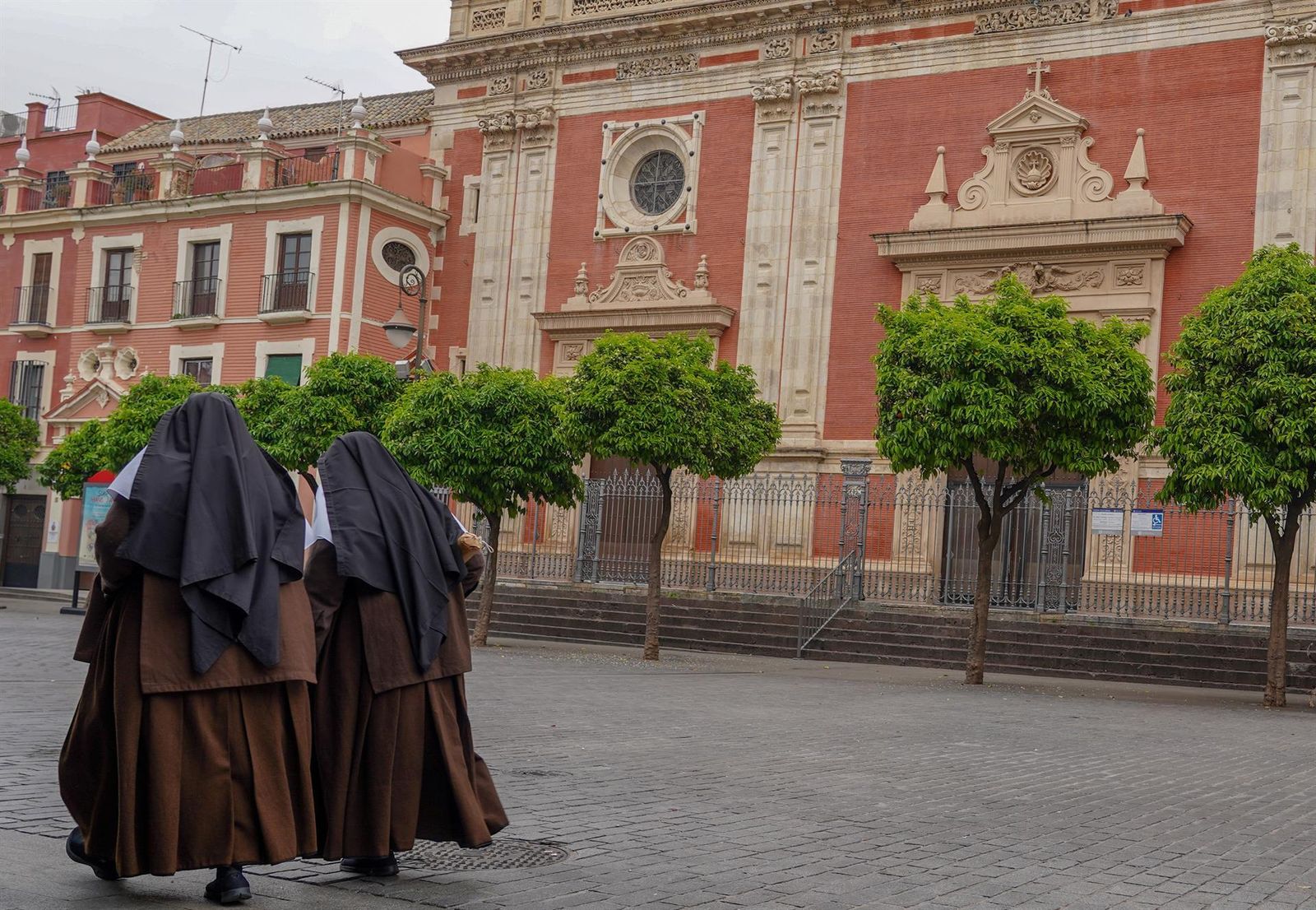 Dos religiosas caminando por Sevilla, en una fotografía de archivo.