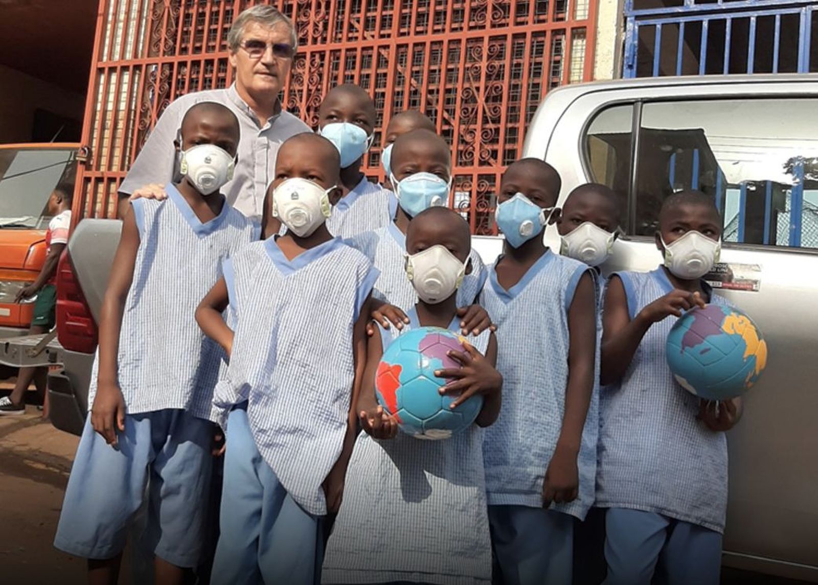 Crisafulli y los menores de la misión salesiana en Freetown