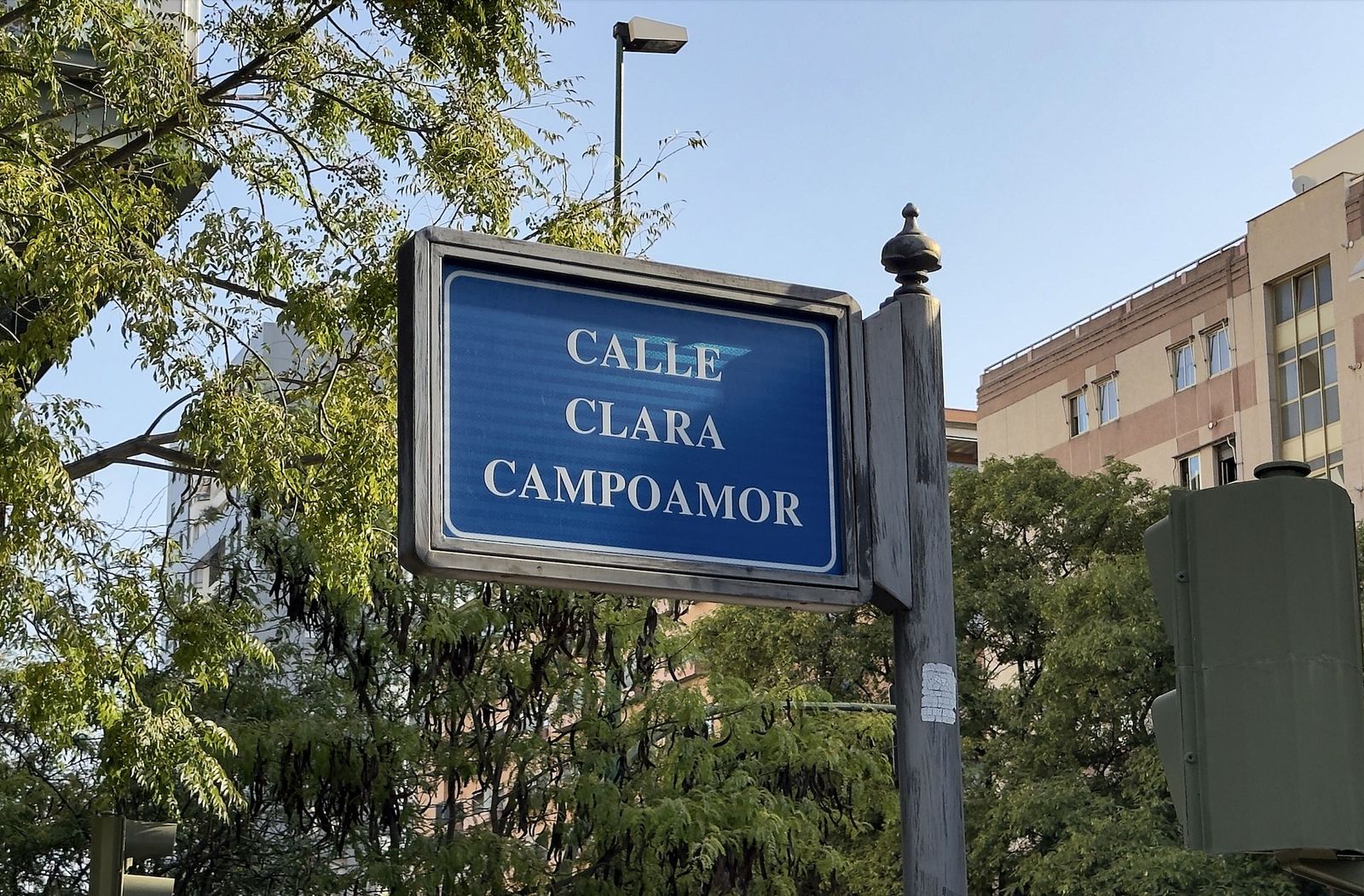 Rótulo de la calle Clara Campoamor en Sevilla