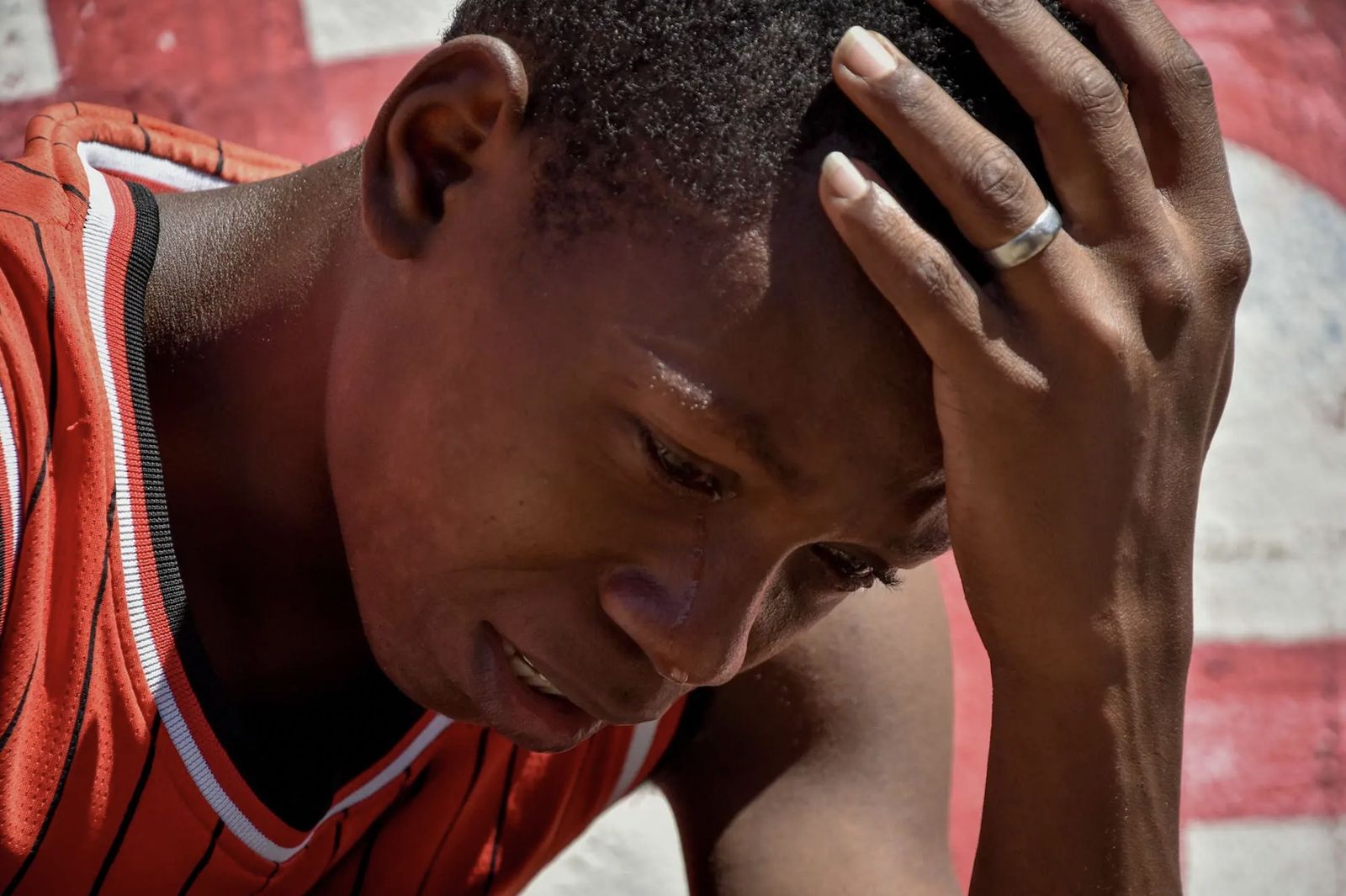 Un joven haitiano llora durante los recientes actos violentos