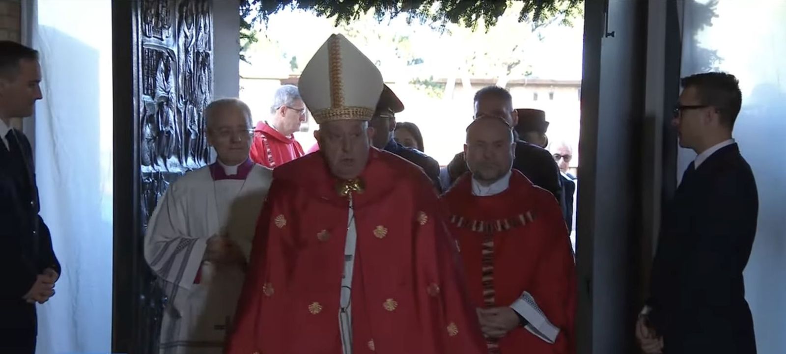 El Papa entró por la Puerta Santa de Rebibbia