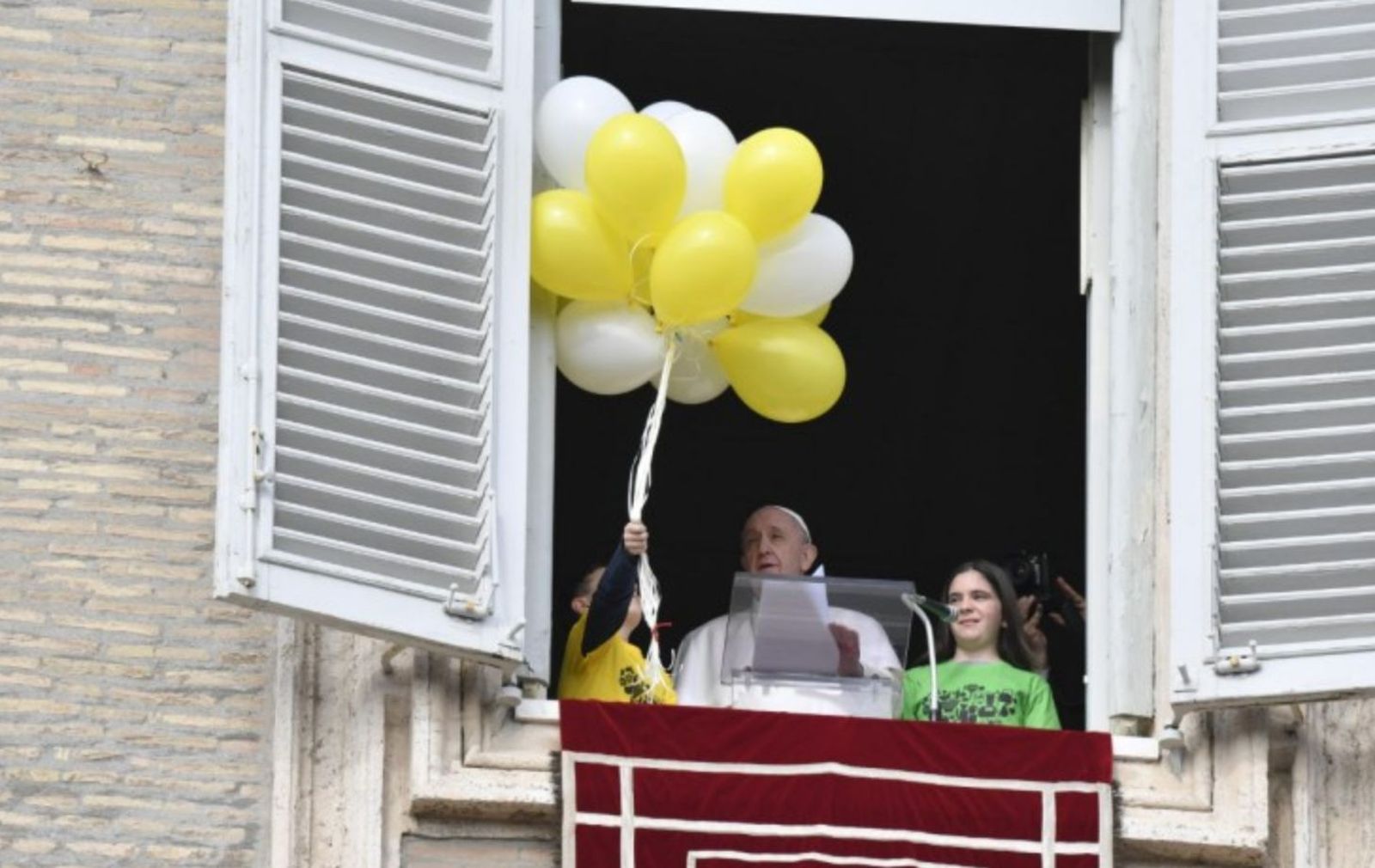 El Papa, con niños de AC