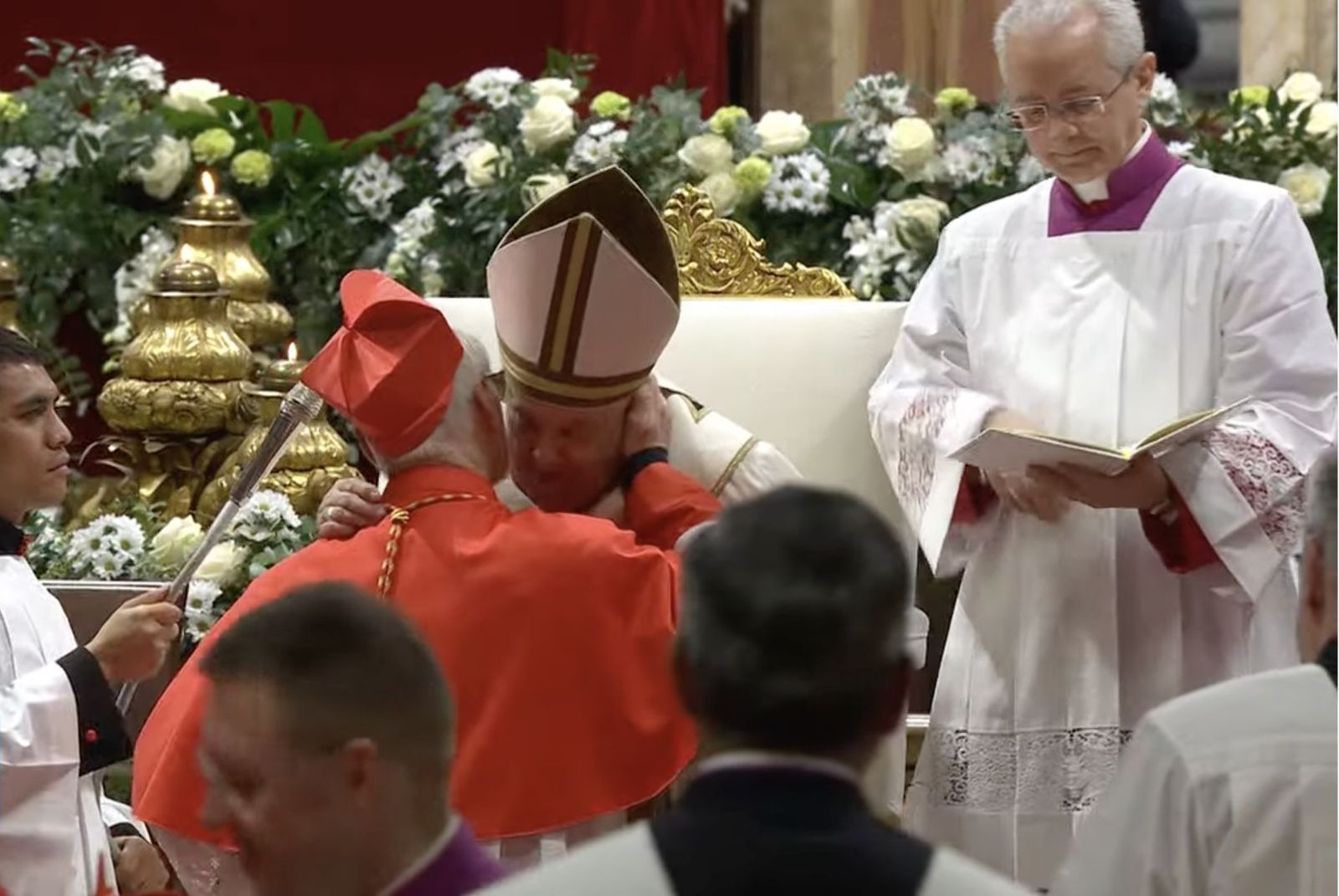El saludo entre el cardenal primado de Argentina, Bokalic, y el Papa argentino