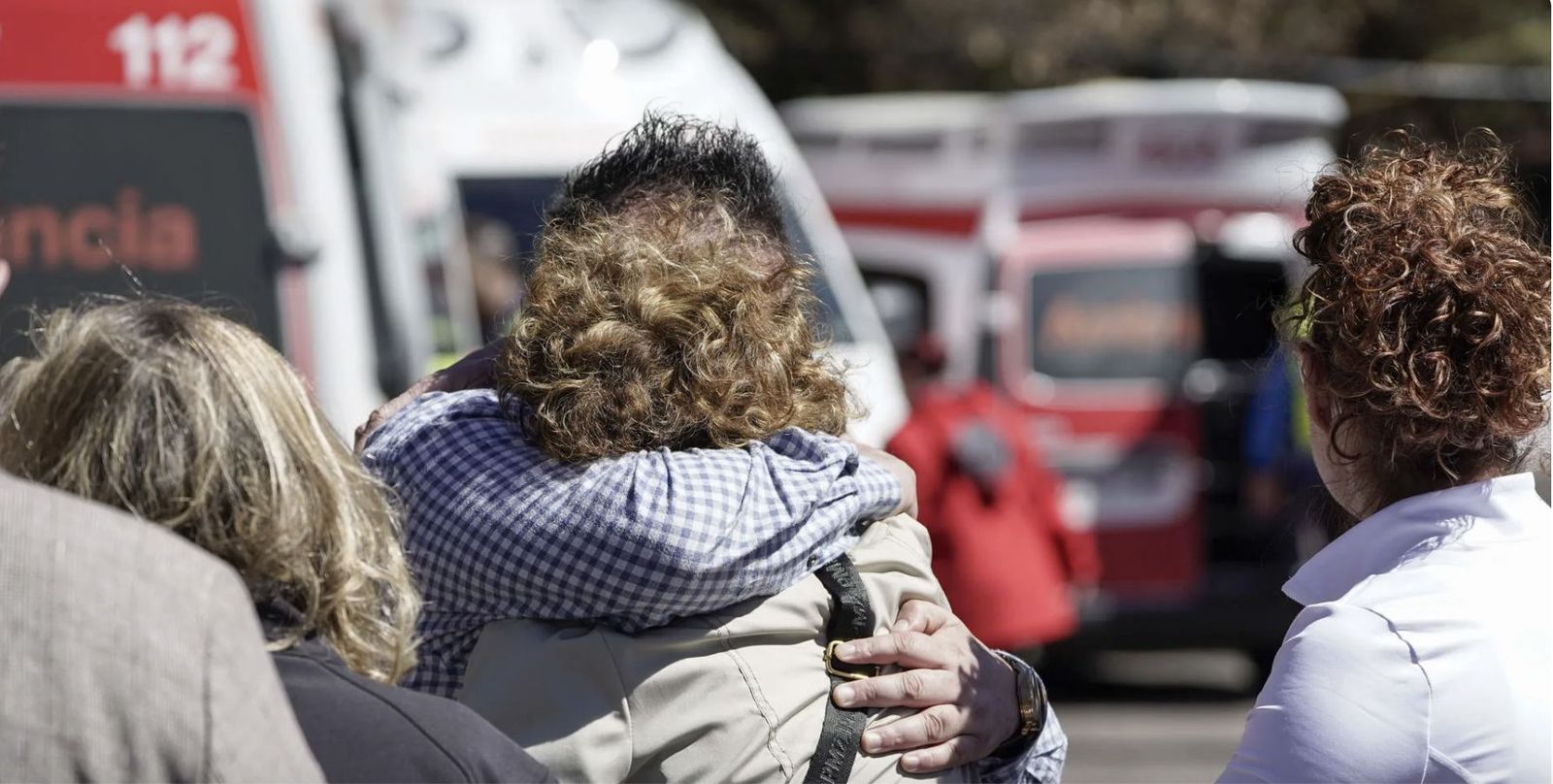 Familiares de los heridos y fallecidos por la explosión de la mina de Cerredo este lunes, en el concejo asturiano de Degaña