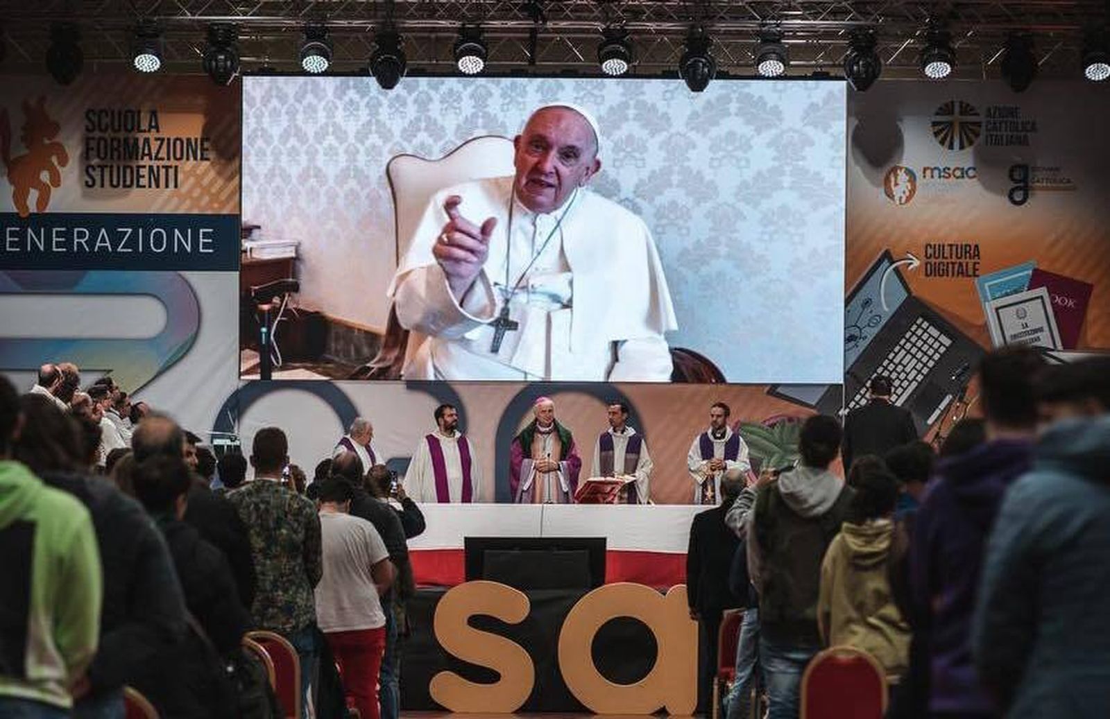 Proyección del video con el mensaje el Papa a los jóvenes de la AC italiana