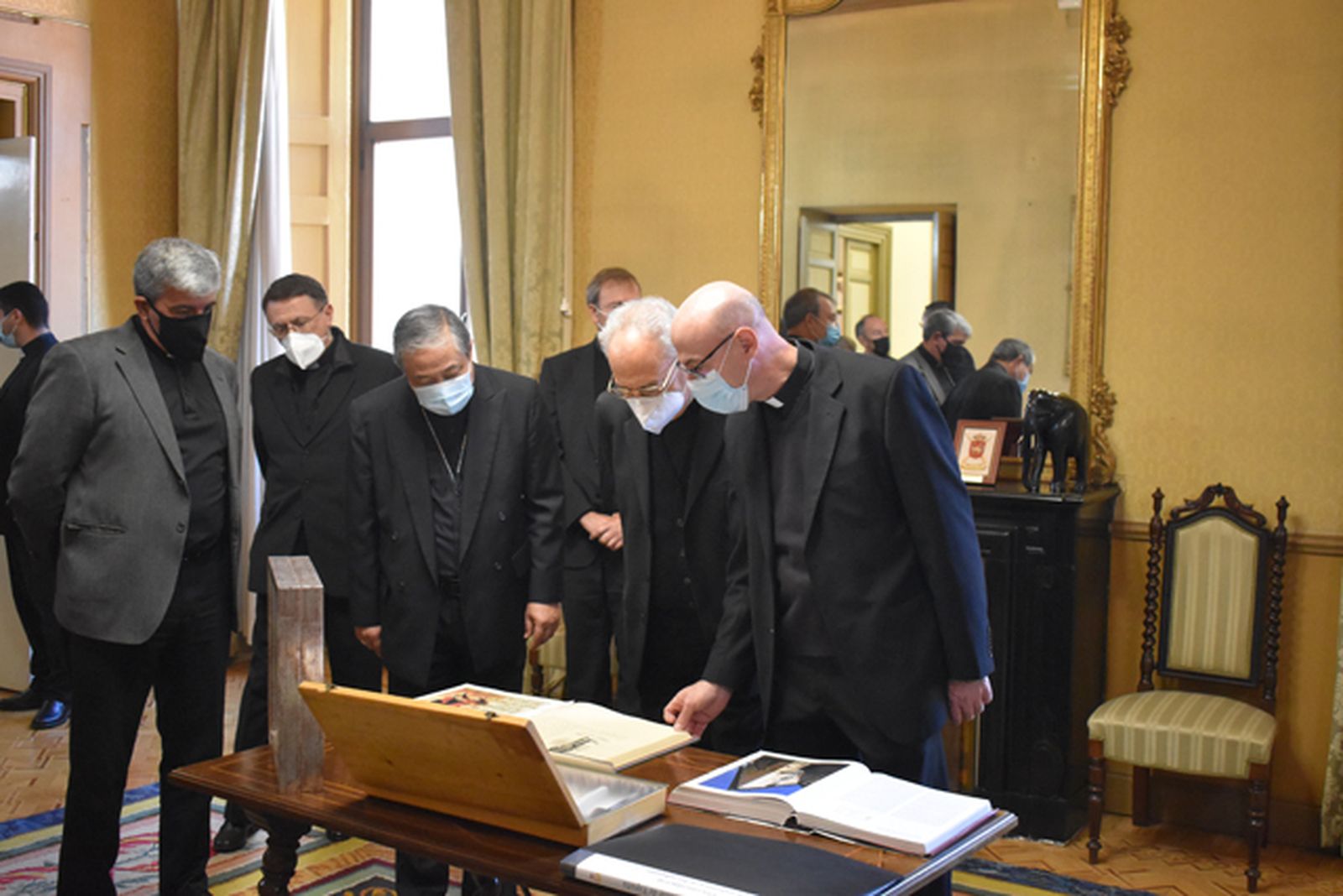 El cardenal Mamberti y el nuncio Bernardito Auza  visitan el Arzobispado Castrense