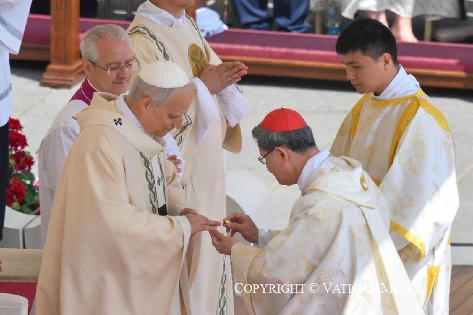 Tagle coloca el anillo del pescador a León XIV