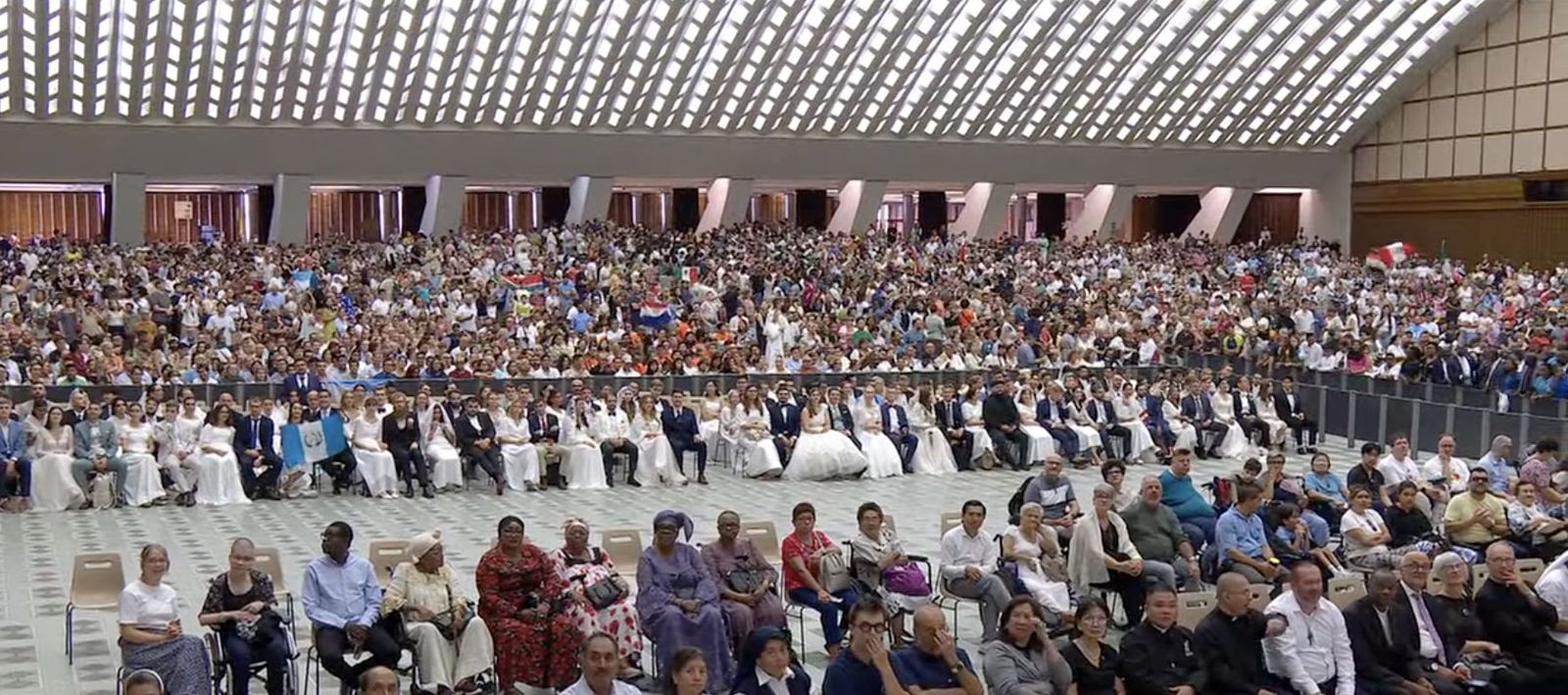 Decenas de novios, en el Aula Pablo VI