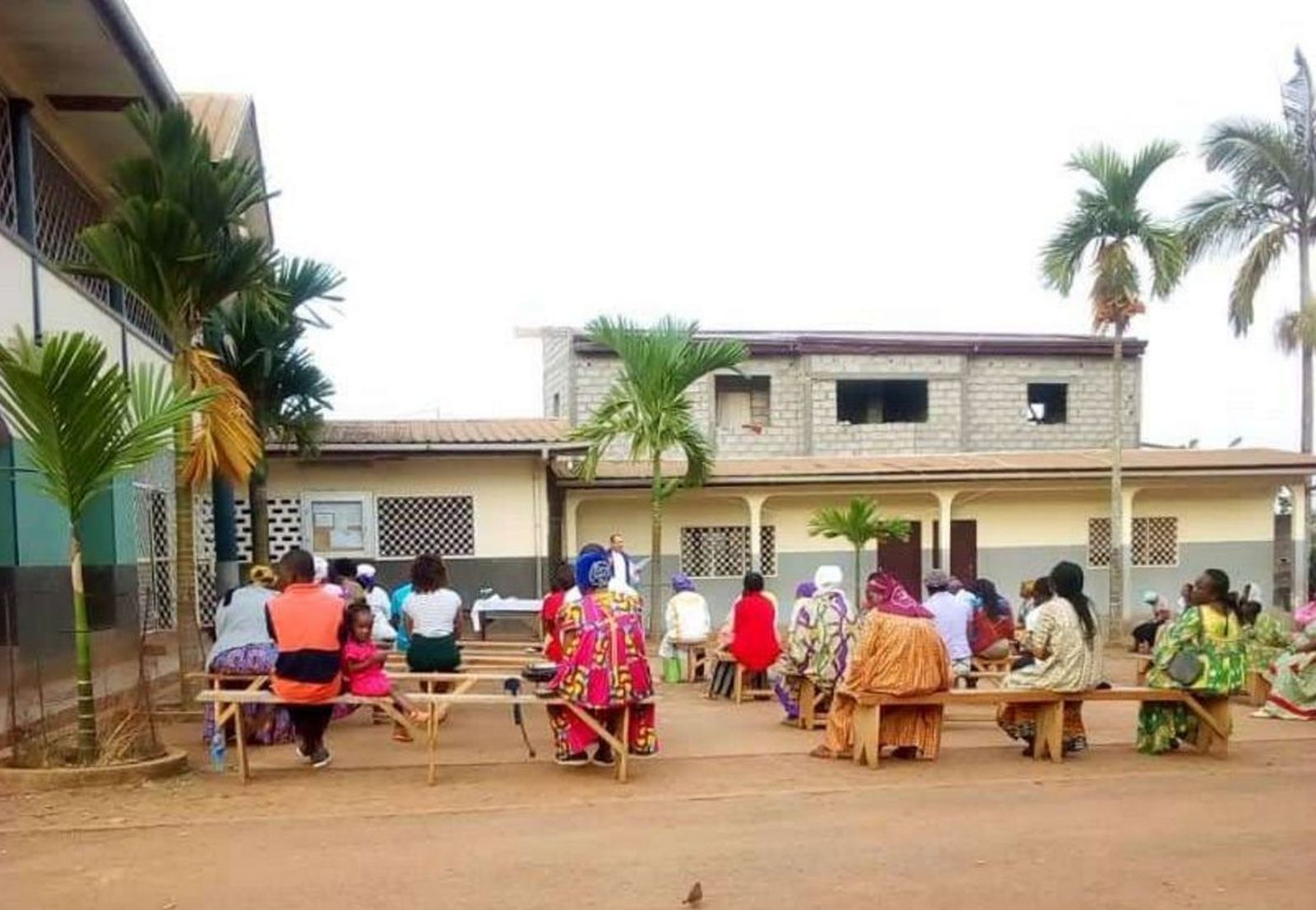 Eucaristía en Camerún con separación preventiva, antes de que se suspendieran las celebraciones