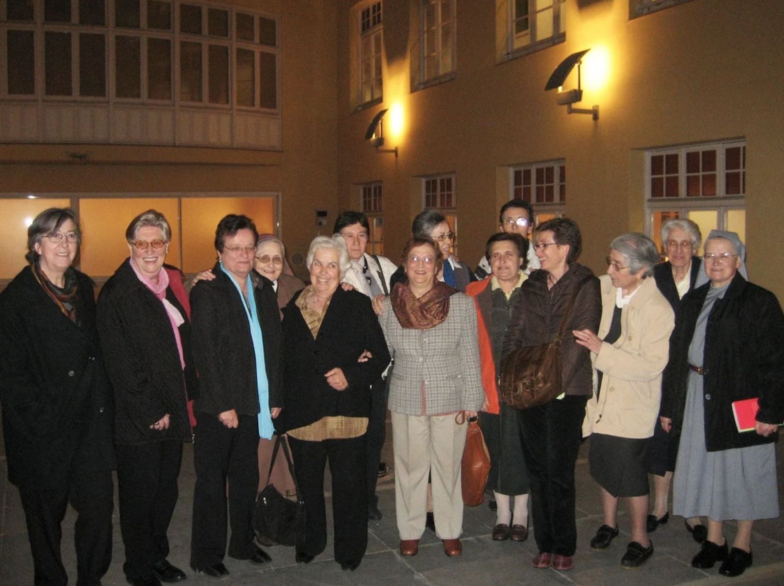 La autora y las monjas entrevistadas en 2008, durante la primera presentación del libro