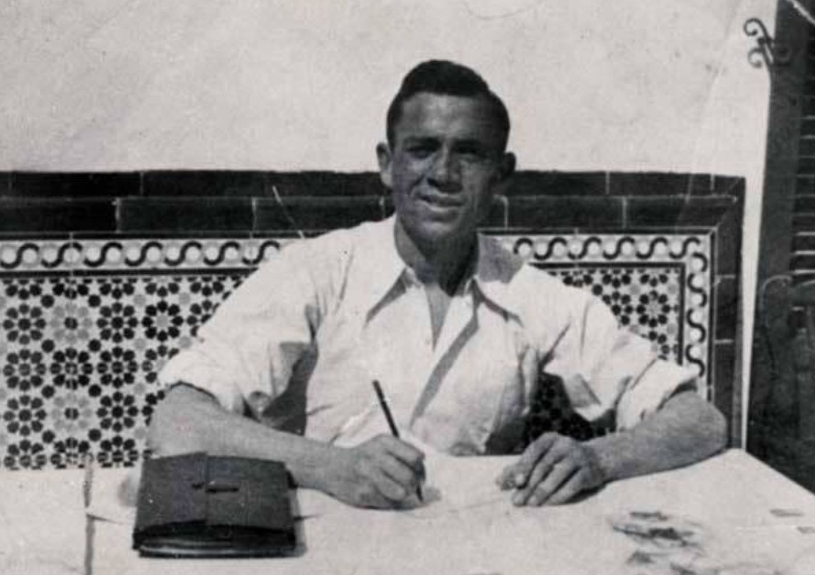 Miguel Hernández en la imagen de portada de 'El oficio de poeta', de Eutimio Martín