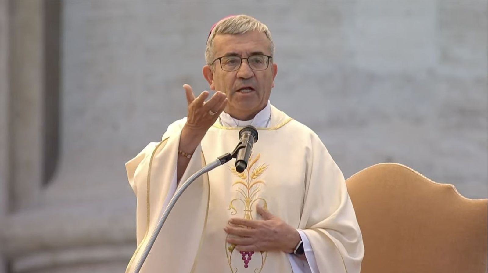 Argüello, en la plaza de san Pedro