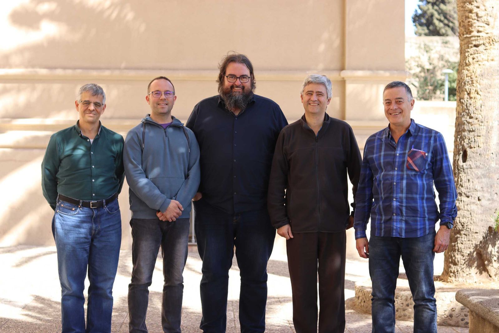 Jordi Vilar (centro), con los asistentes en el gobierno de la Escola Pia