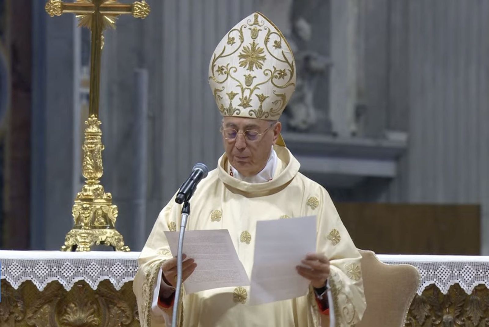 Mamberti preside la misa novendial en San Pedro