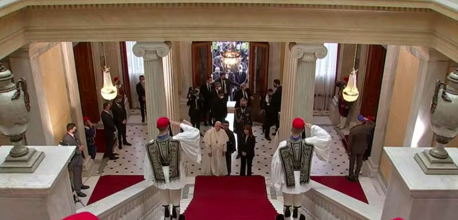 Francisco entra en el Palacio Presidencial de Atenas