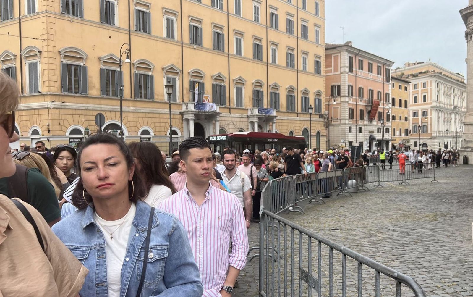 Cola para ver la tumba de Francisco
