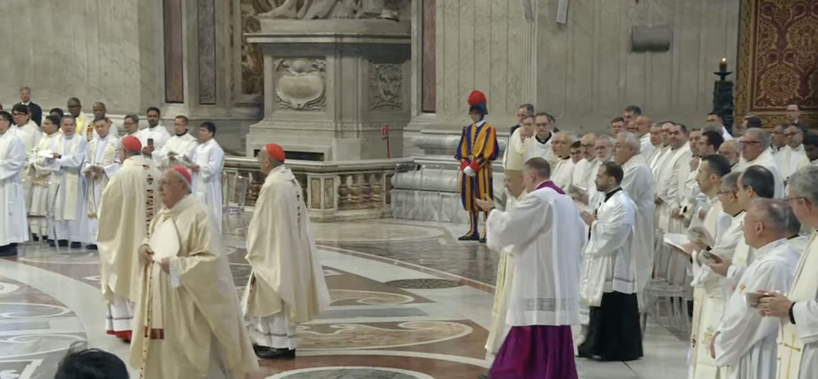 Calcagno entra en la basílica