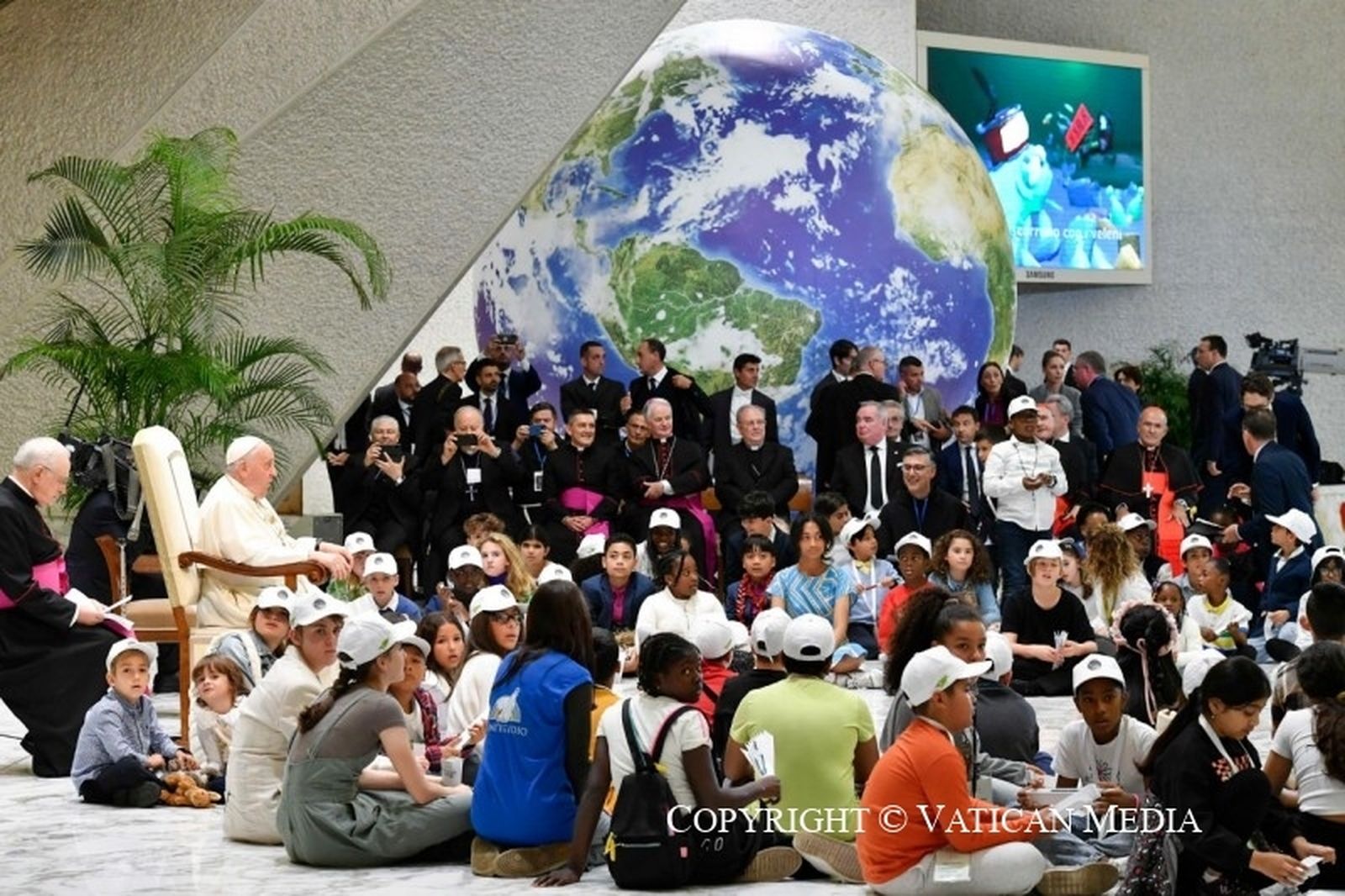 Francisco, rodeado de niños