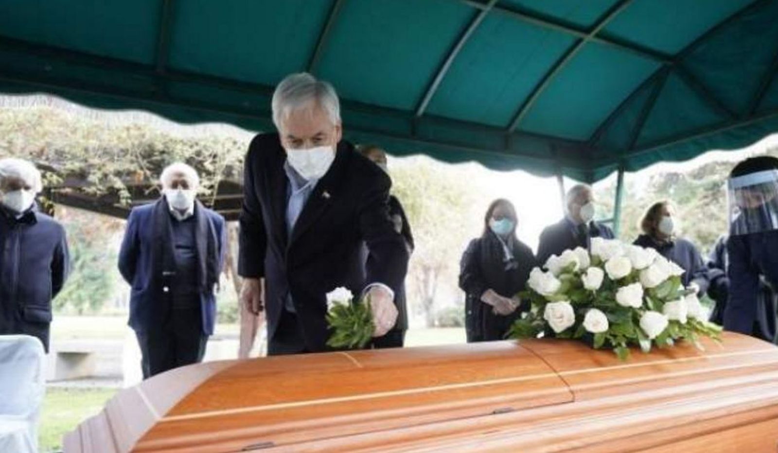 El presidente de Chile, Piñera, ante el féretro
