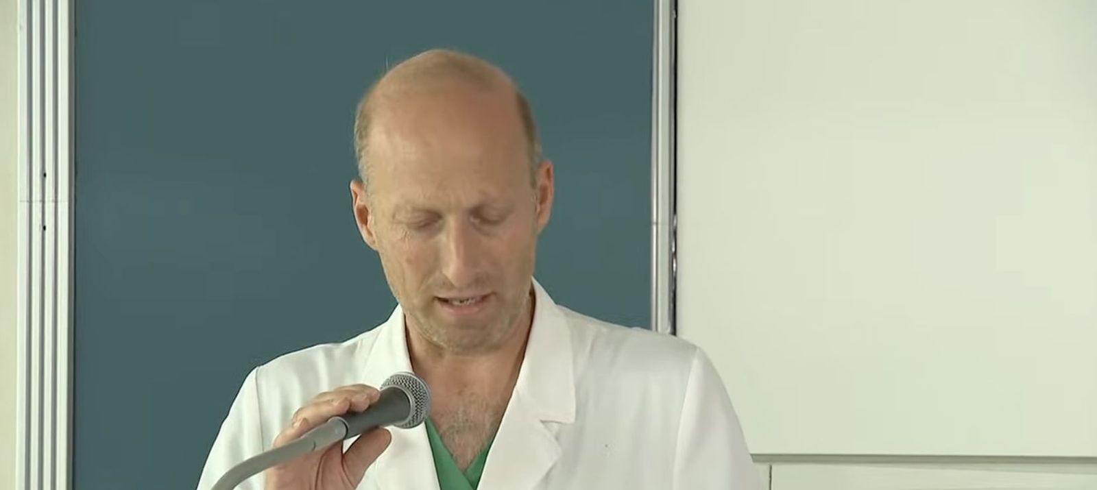 Sergio Alfieri, dando el parte médico