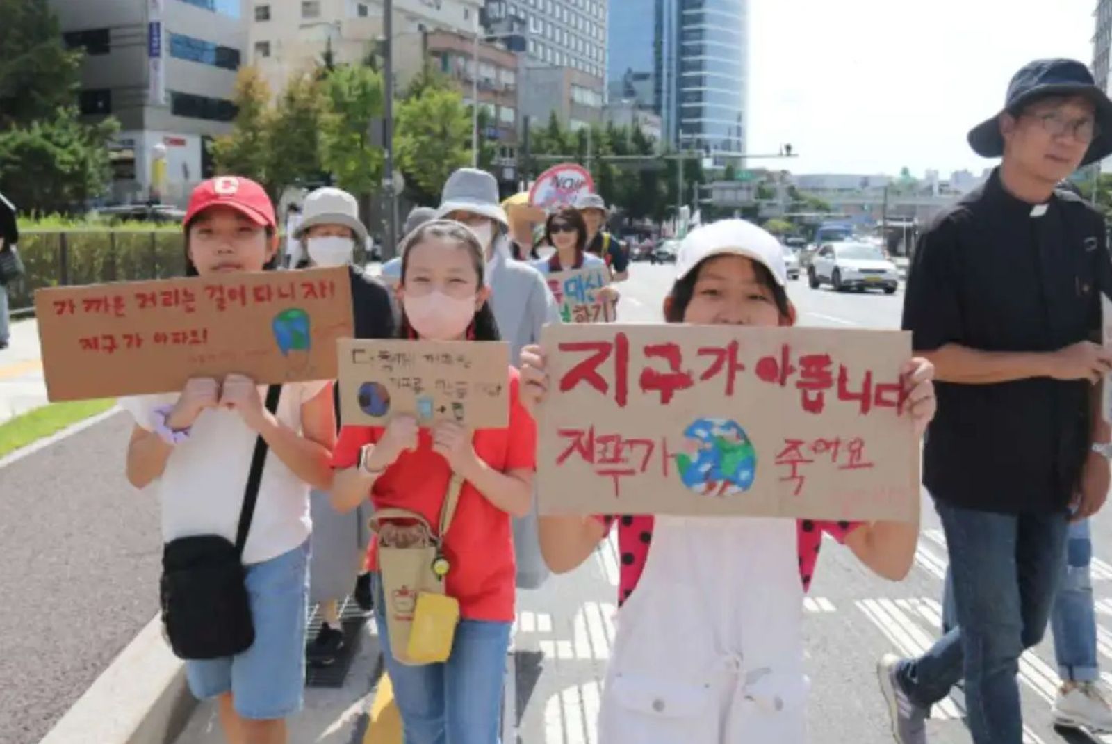 Niños surcoreanos participan en una marcha climática patrocinada por la Iglesia en la capital, Seúl, el 23 de septiembre de 2023. (Foto: Catholic Times)