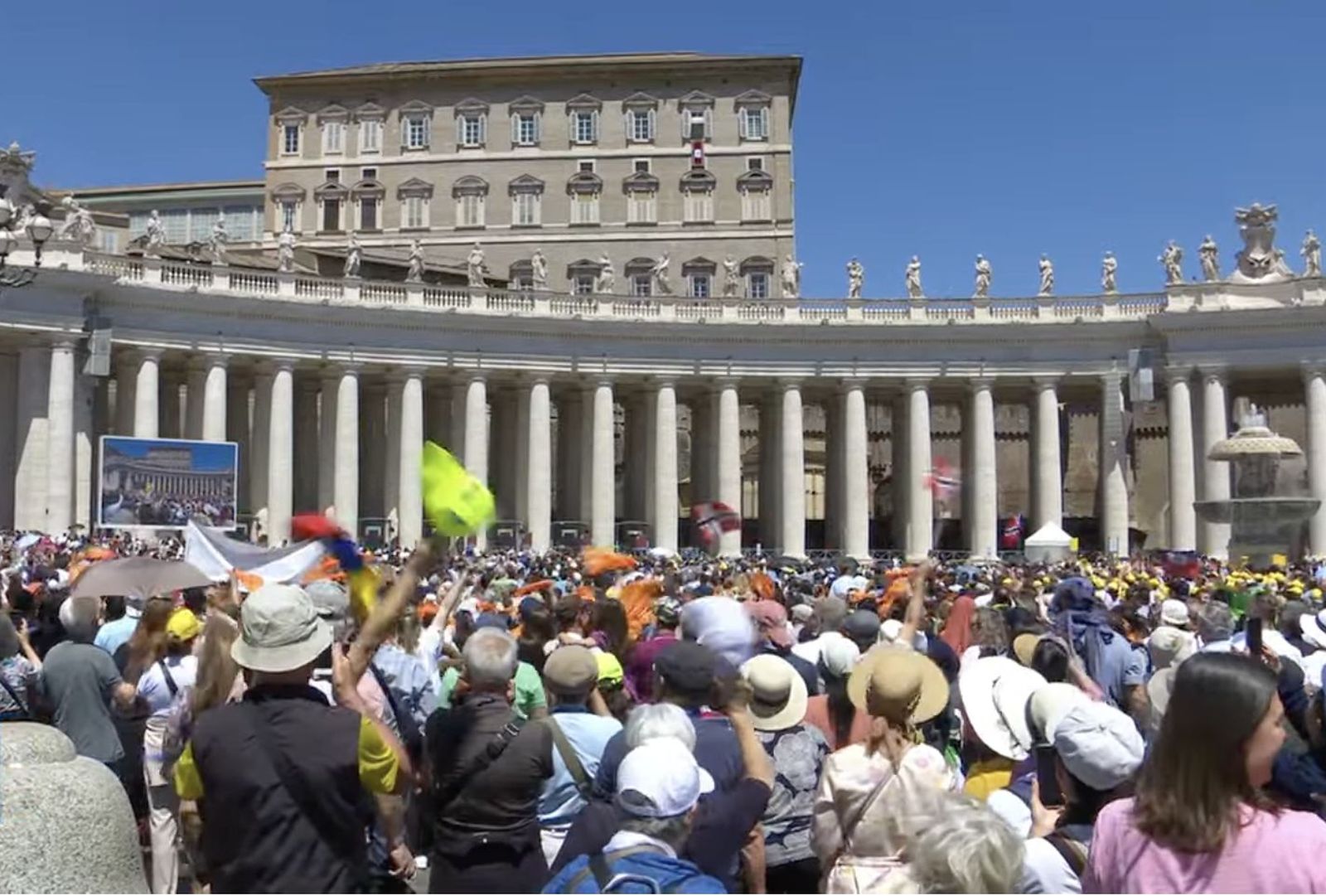 Los fieles esperan a que se asome León XIV al balcón del Palacio Apostólico
