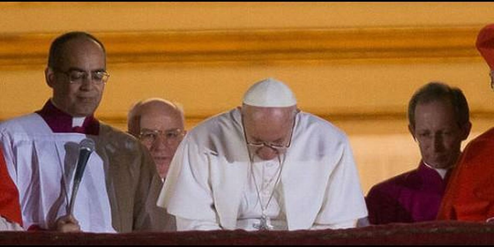 Momento en el que Francisco se inclinó para pedir la bendición del pueblo