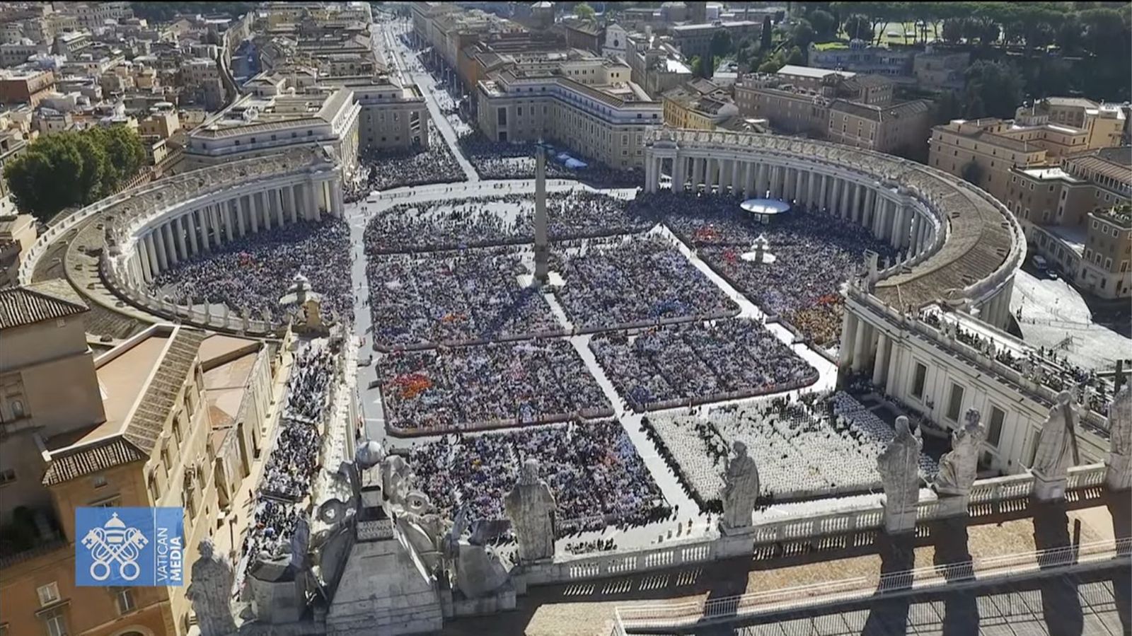 Vista aérea de la plaza de San Pedro para las canonizaciones de Acutis y Frassati