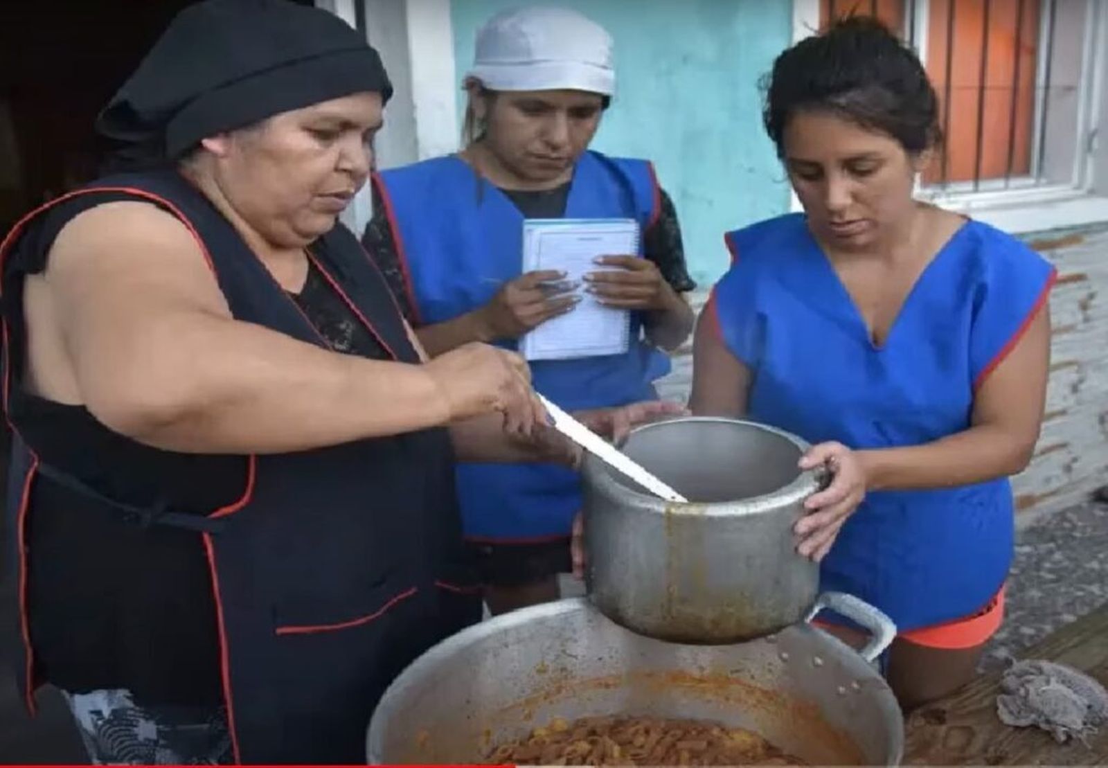 Madres sirviendo comidas para los necesitados en barrios de Argentina