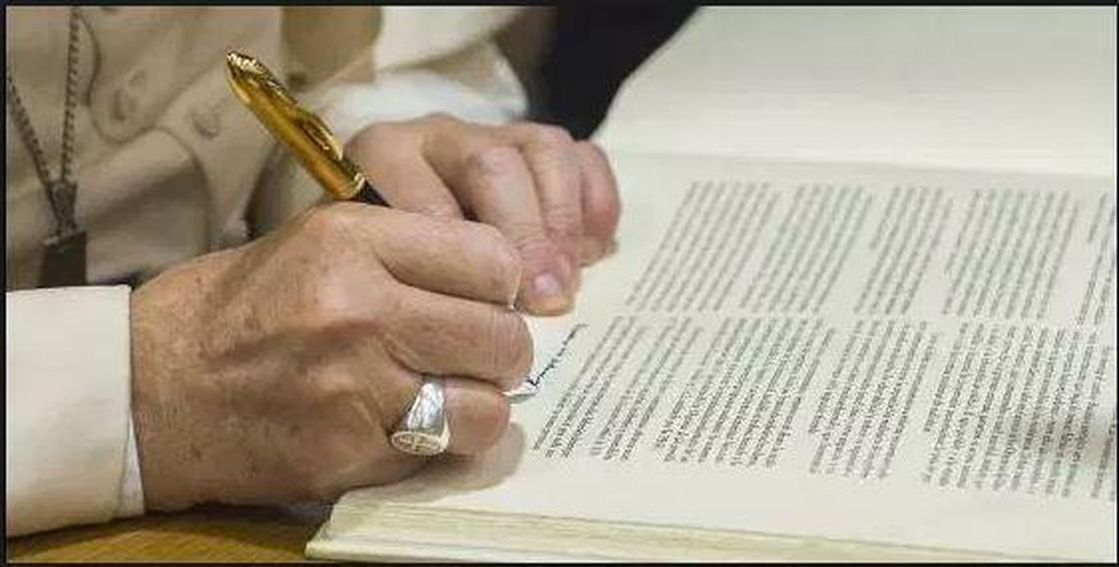 Firma del nuevo Motu Proprio del Papa