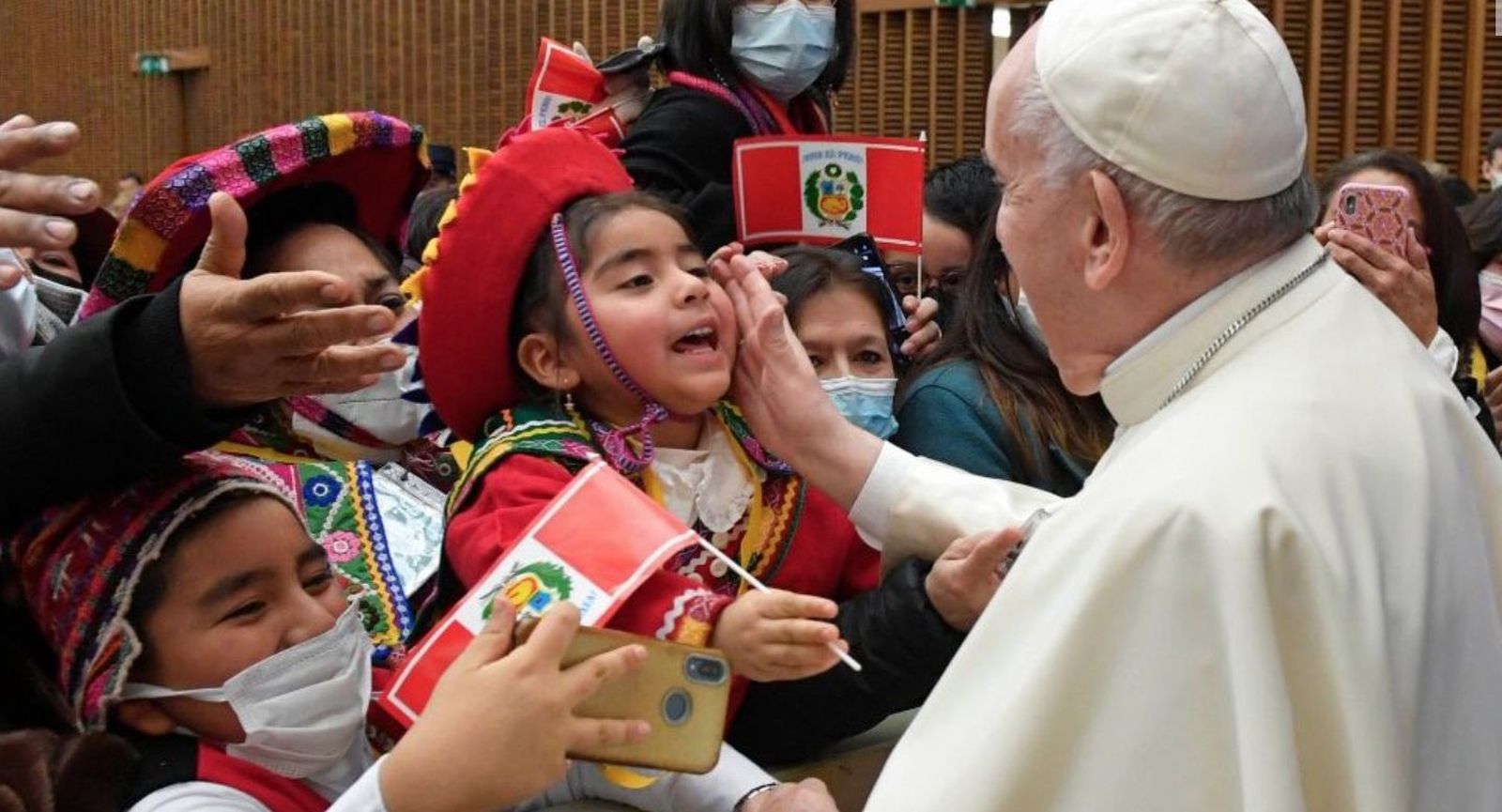 El papa saluda a niña peruana