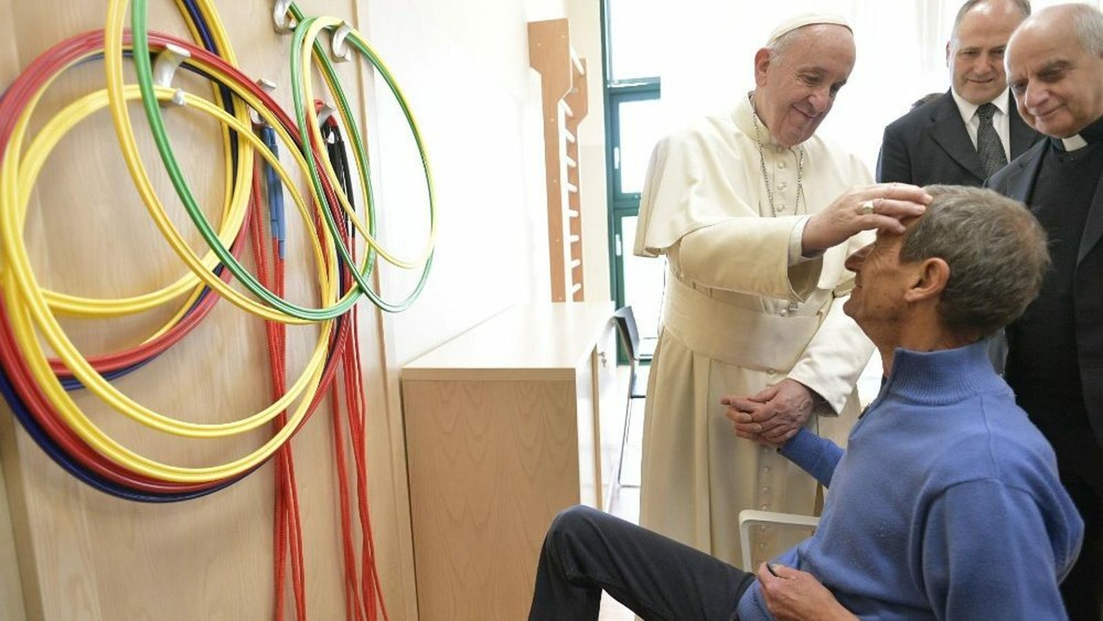 Francisco, hoy, acariciando a un enfermo de Alzheimer