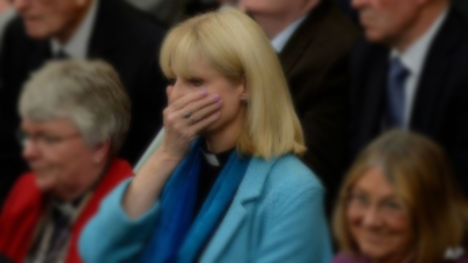 La mujer se va de la Iglesia