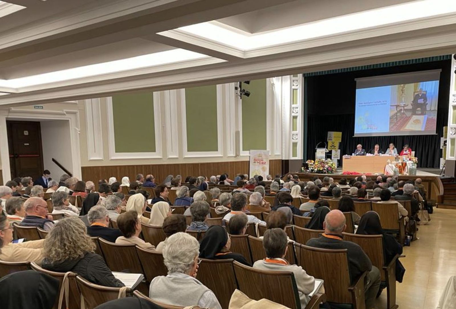 La Asamblea de Confer escucha el saludo en vídeo de Rodrigiez Carballo