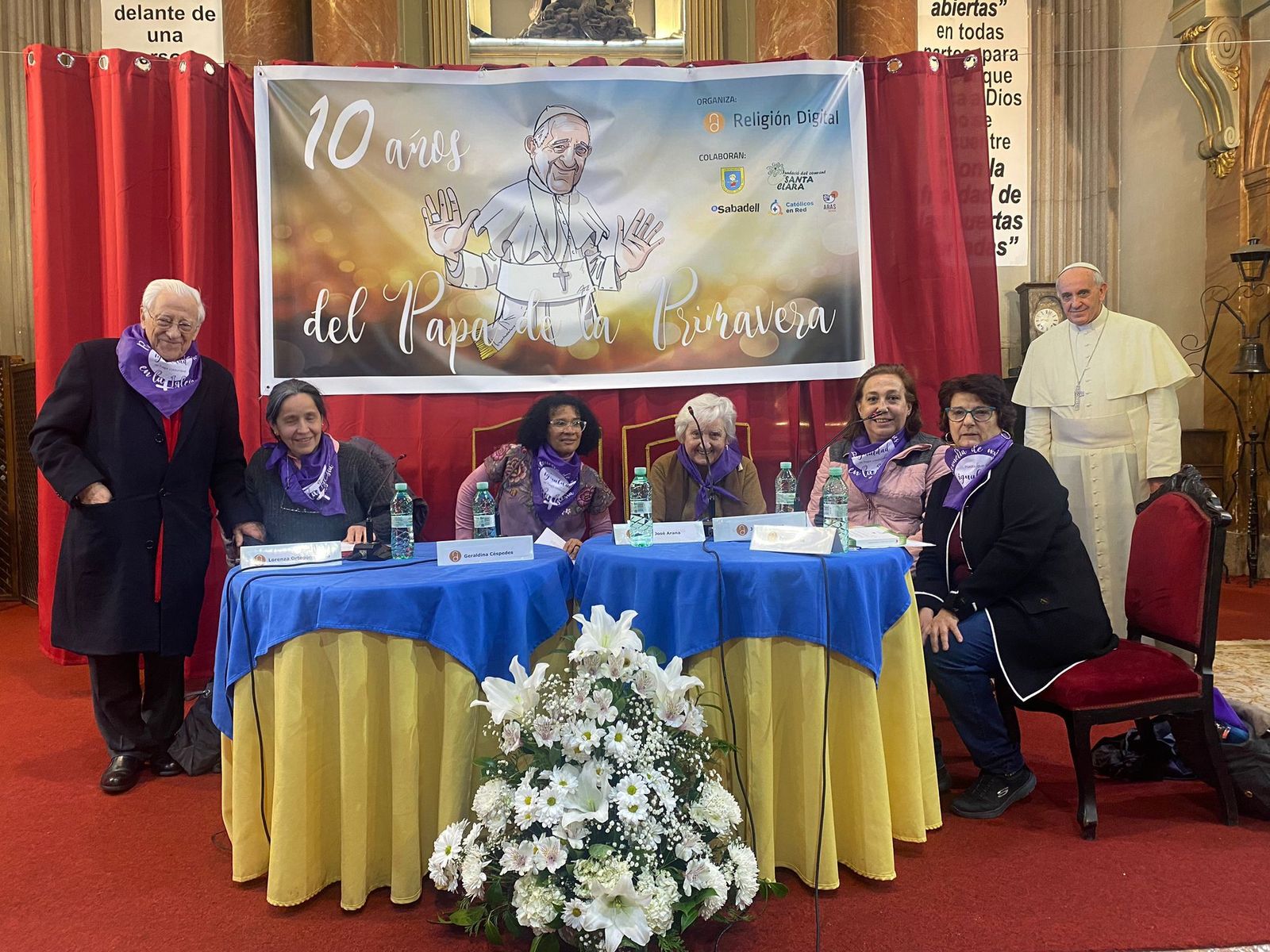 El padre Ángel, con las mujeres participantes en la mesa redonda