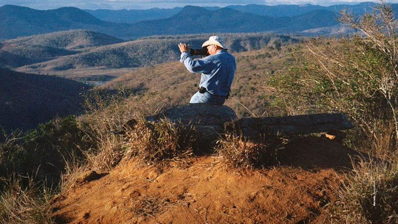 Sebastião Salgado en un fotograma de 'La sal de la Tierra'