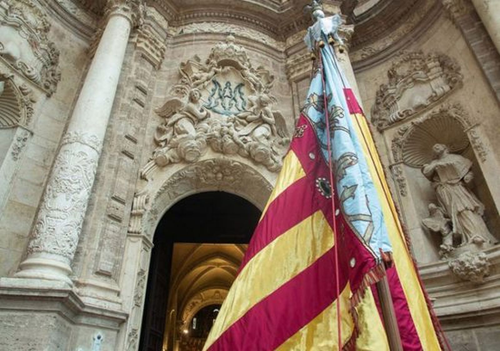 Bandera de Valencia ante la catedral